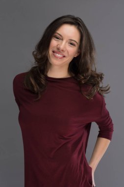 genç esmer bir kadın portresi