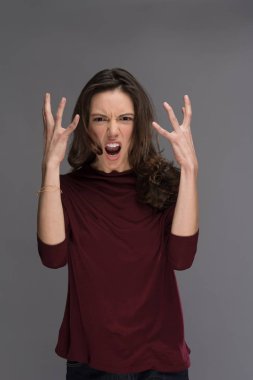 genç esmer bir kadın portresi