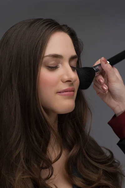 Professionell makeupartist arbetar — Stockfoto
