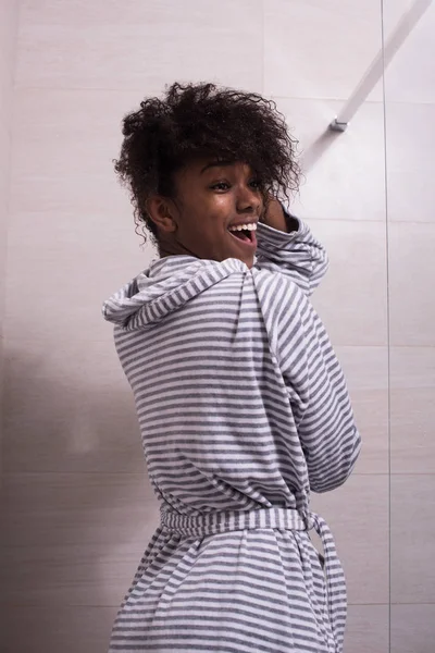 Bela mulher negra vestindo roupão de banho — Fotografia de Stock