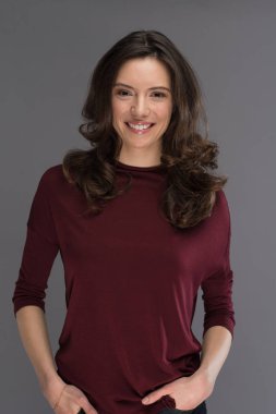 genç esmer bir kadın portresi