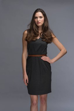 güzel genç esmer kadın