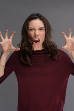 genç esmer bir kadın portresi