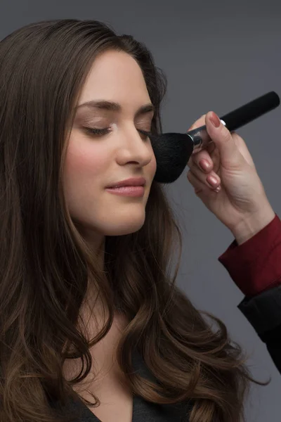 Professionell makeupartist arbetar — Stockfoto