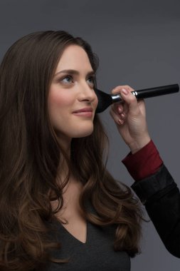 çalışan profesyonel makyaj sanatçısı