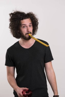 Adam içinde düdük üfleme parti şapkası ile