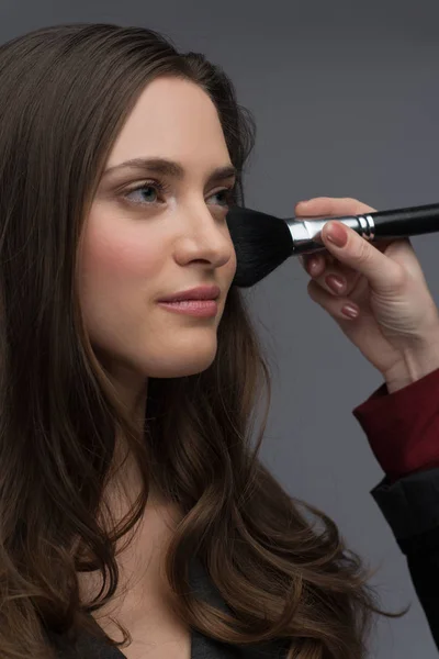 Professionell makeupartist arbetar — Stockfoto