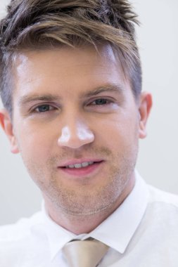 Genç yakışıklı bir adamın portresi.