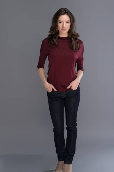 Портрет молодой брюнетки
