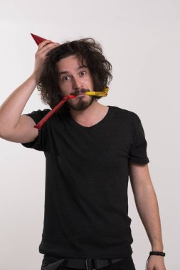 Adam içinde düdük üfleme parti şapkası ile