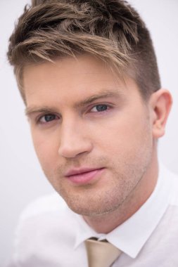 Genç yakışıklı bir adamın portresi.