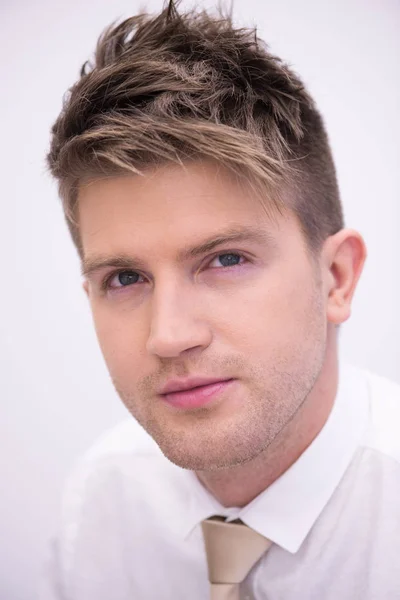 Retrato de un joven guapo — Foto de Stock