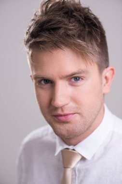 Genç yakışıklı bir adamın portresi.