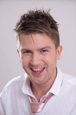 Genç yakışıklı bir adamın portresi.