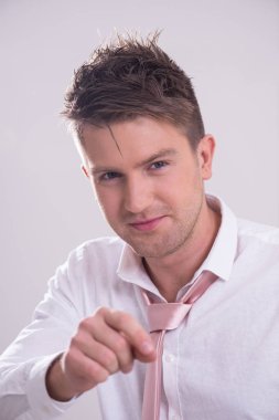 Genç yakışıklı bir adamın portresi.