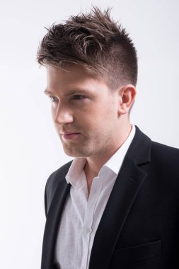 Genç yakışıklı bir adamın portresi.