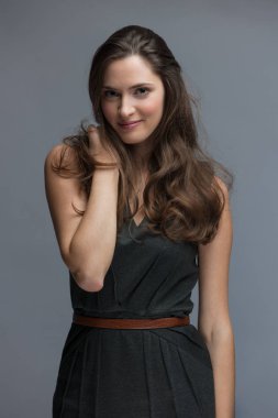 güzel genç esmer kadın