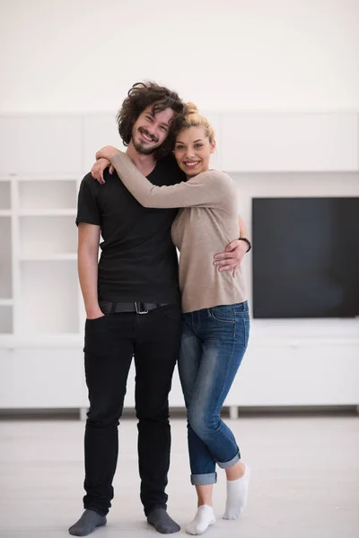 Paar knuffelen in hun nieuwe huis — Stockfoto