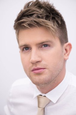 Genç yakışıklı bir adamın portresi.