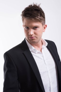 Genç yakışıklı bir adamın portresi.