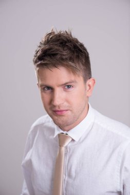 Genç yakışıklı bir adamın portresi.