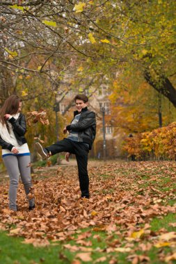 Sonbahar parkında mutlu genç bir çift