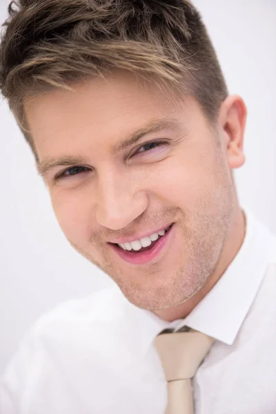 Retrato de un joven guapo —  Fotos de Stock