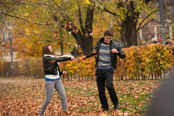가을 공원의 행복 한 젊은 부부 — 스톡 사진