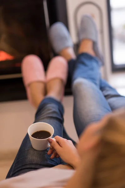 Pareja joven frente a la chimenea —  Fotos de Stock