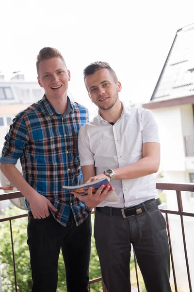 Mladí muži stojící na balkon — Stock fotografie