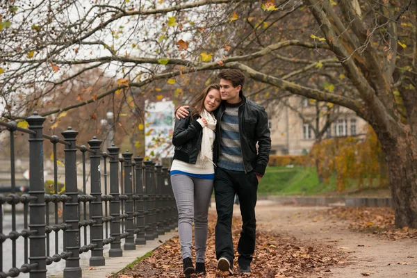 Felice giovane coppia nel parco autunnale — Foto Stock