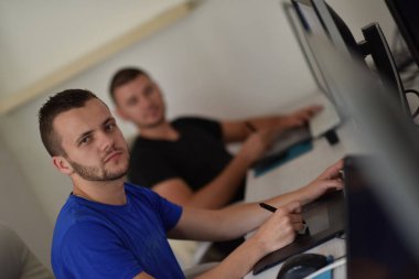 Grafik tasarımcısı iş başında