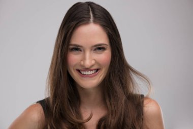 güzel genç esmer kadın