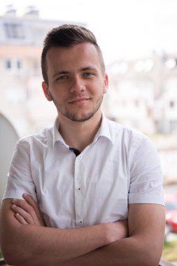 balkon ayakta adam