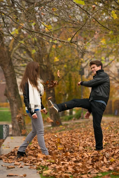 Feliz pareja joven en el parque de otoño — Foto de Stock