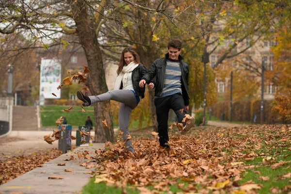가을 공원의 행복 한 젊은 부부 — 스톡 사진