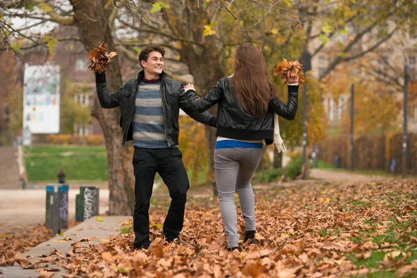 Jovem casal feliz no parque de outono — Fotografia de Stock