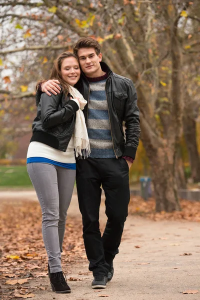 Jovem casal feliz no parque de outono — Fotografia de Stock