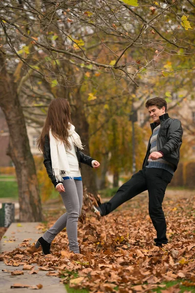 Feliz pareja joven en el parque de otoño — Foto de Stock