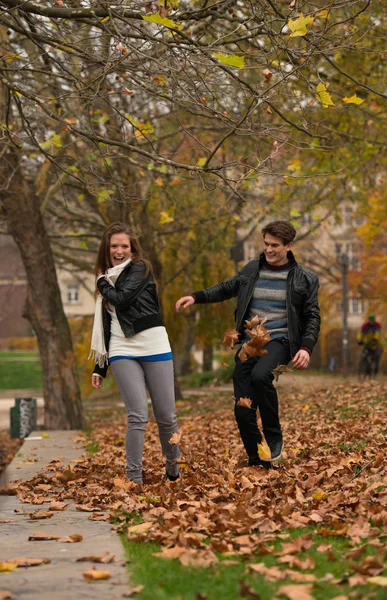 Feliz pareja joven en el parque de otoño —  Fotos de Stock