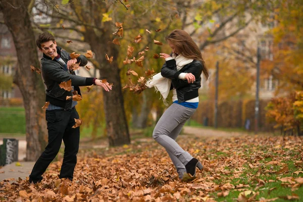 Jovem casal feliz no parque de outono — Fotografia de Stock