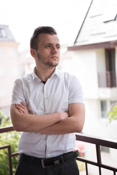 Homme debout au balcon — Photo