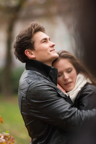 Retrato otoñal de atractiva pareja feliz — Foto de Stock