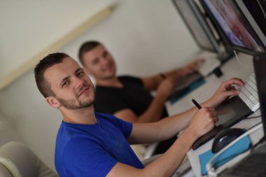 Grafik tasarımcısı iş başında