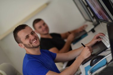 Grafik tasarımcısı iş başında