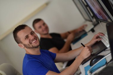 Grafik tasarımcısı iş başında