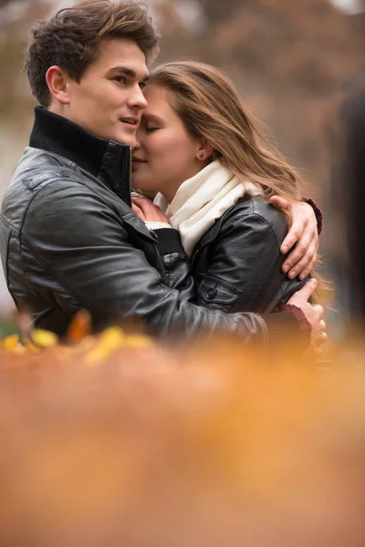 Осенний портрет привлекательной счастливой пары — стоковое фото