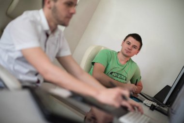 bir grup grafik tasarımcı iş başında