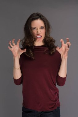 genç esmer bir kadın portresi