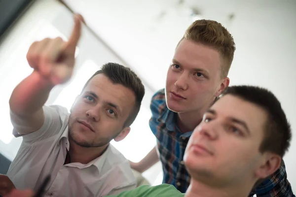 Un gruppo di grafici al lavoro — Foto Stock